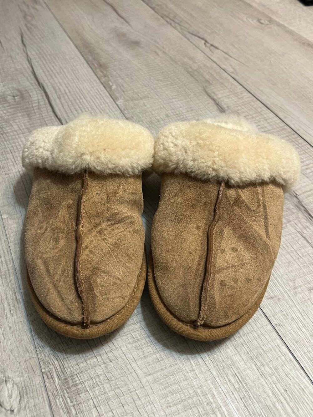 UGG Scuffette II Slippers Chestnut Suede Shearling Fur Cozy Minimalist Size 8